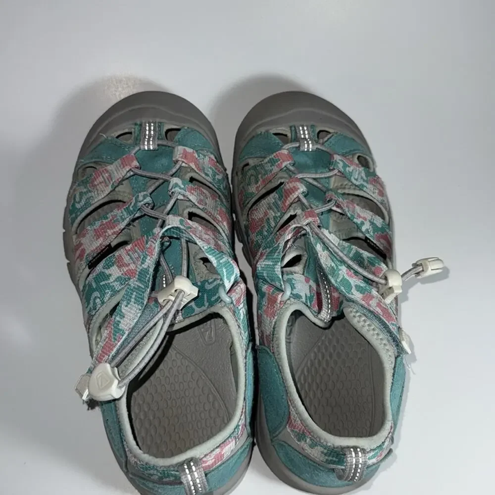Keen Newport H2 Sandal big girls size 4 or women’s 6.